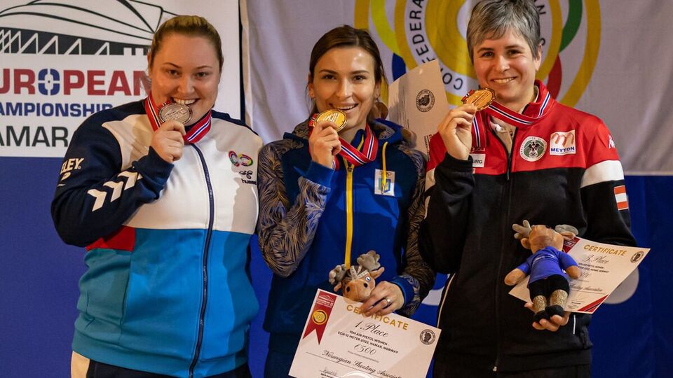 Для Костевич (по центру) это третье золото на чемпионатах Европы