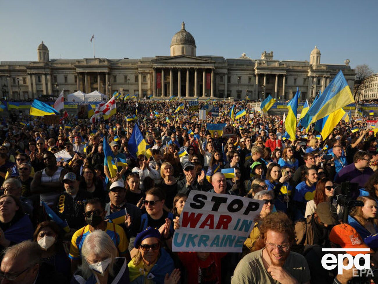 Тысячи британцев вышли в поддержку Украины