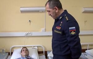 Евкуров (справа) пожелал лежавшему на койке ефрейтору Головину "встать на ноги"