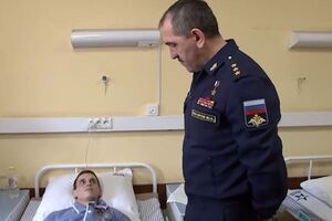 Євкуров (праворуч) побажав єфрейтору Головіну, який лежав на ліжку, "встати на ноги"