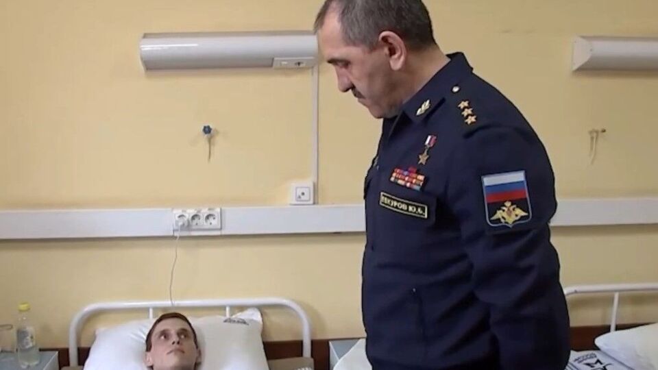 Евкуров (справа) пожелал лежавшему на койке ефрейтору Головину "встать на ноги"