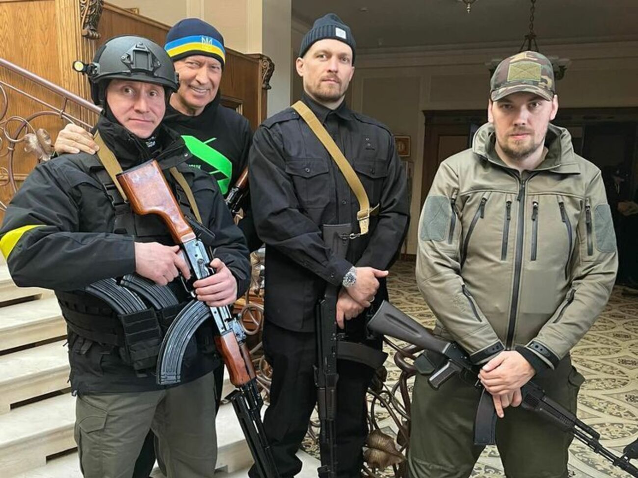 В дом Усика (второй справа) зашли российские войска, сообщила его супруга