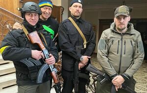 У будинок Усика (другий праворуч) зайшли російські війська, повідомила його дружина