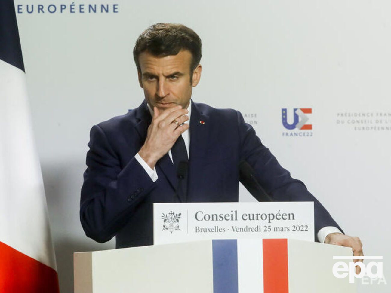 Макрон заявил о намерении в ближайшие два дня поговорить с Путиным