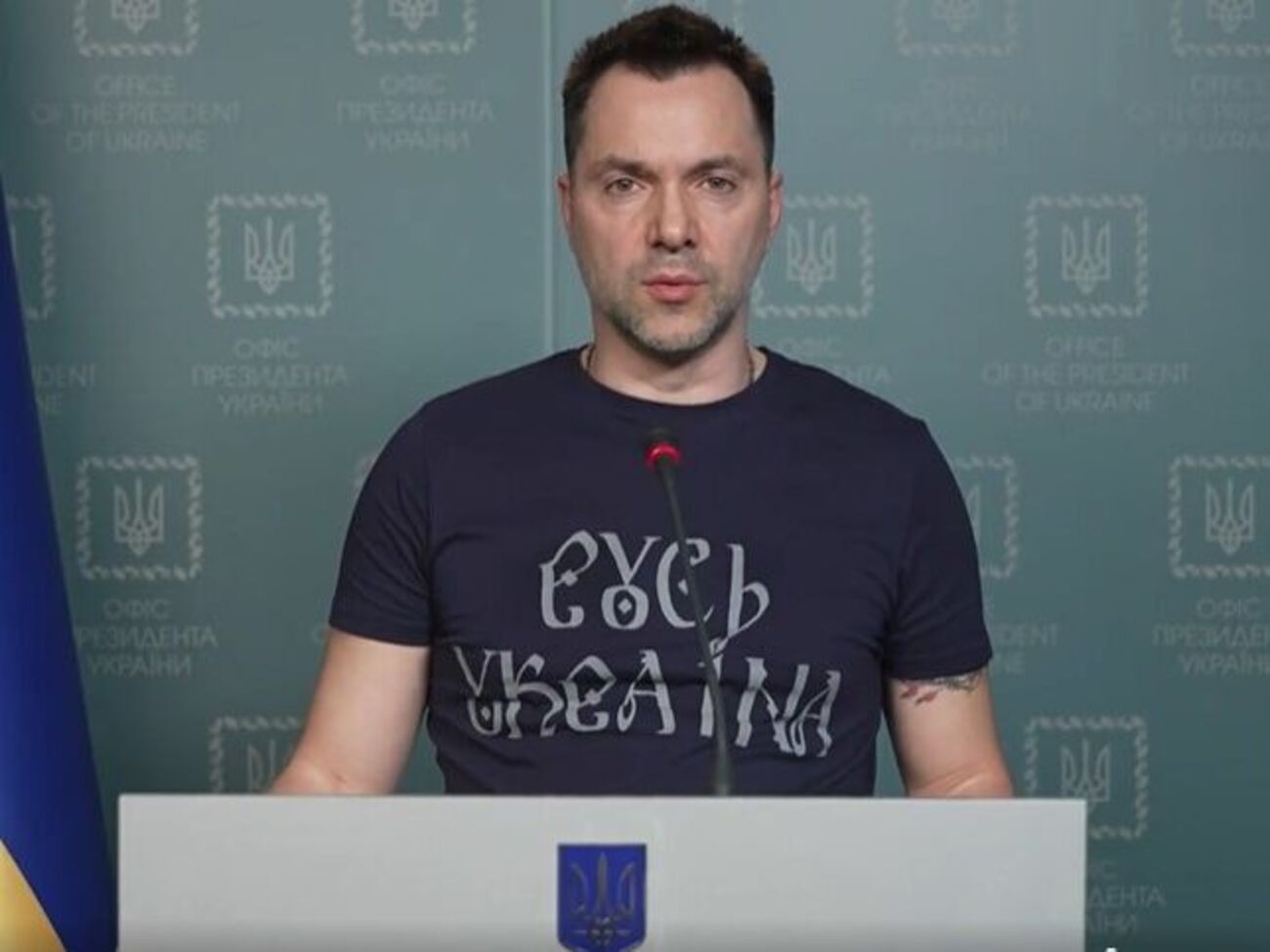 На брифінг політик вийшов у футболці "Русь Україна"