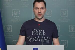 На брифинг политик вышел в футболке "Русь Украина"