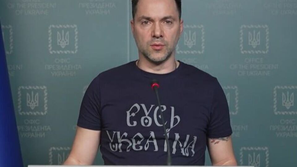 На брифинг политик вышел в футболке "Русь Украина"