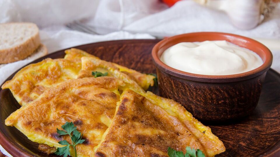 Бендерики жарятся на сковороде под крышкой