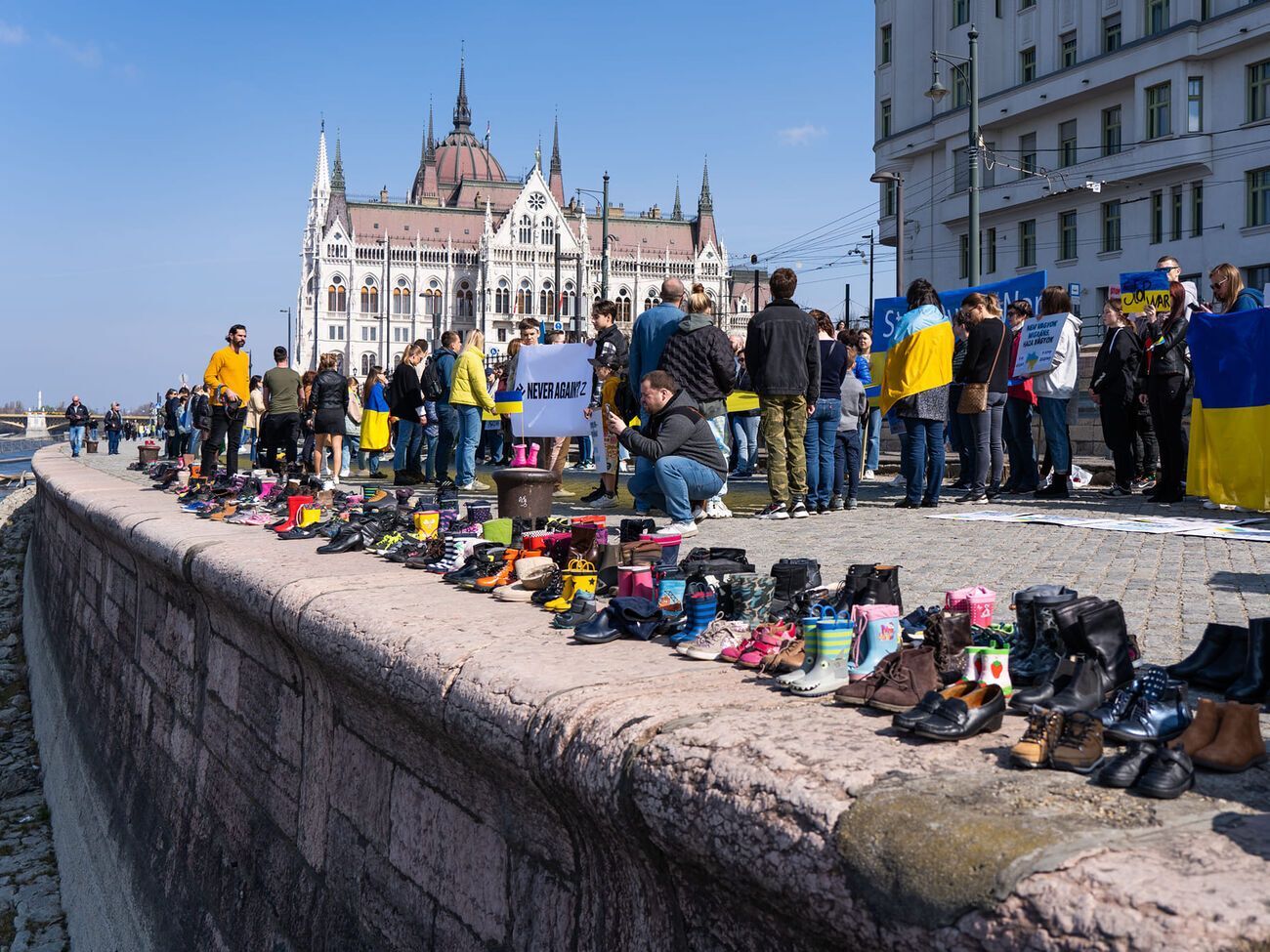 Рядом с бронзовой скульптурой организаторы акции поставили 300 пар ношеной обуви