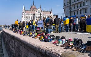 Рядом с бронзовой скульптурой организаторы акции поставили 300 пар ношеной обуви