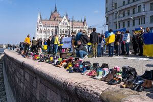 Рядом с бронзовой скульптурой организаторы акции поставили 300 пар ношеной обуви