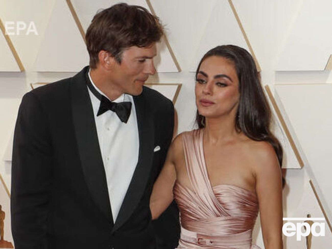 Кунис и Кутчер собрали для Украины&nbsp;$35 млн