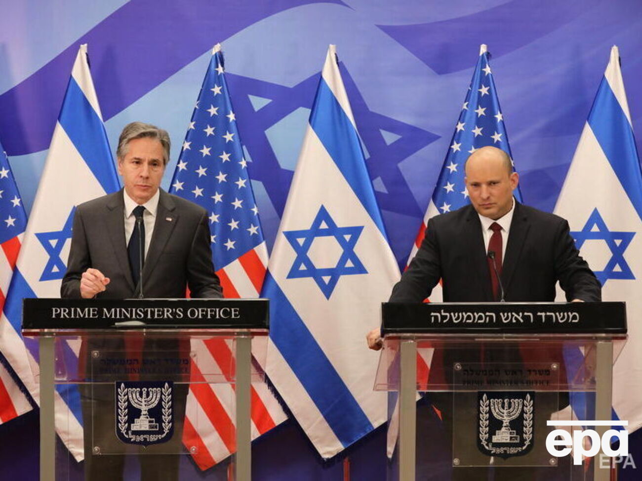 Беннет (праворуч) на пресконференції з Блінкеном (ліворуч) заявив, що Ізраїль має намір продовжувати зусилля, щоб "допомогти зменшити страждання і покласти край кровопролиттю" в Україні