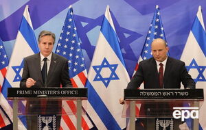 Беннет (праворуч) на пресконференції з Блінкеном (ліворуч) заявив, що Ізраїль має намір продовжувати зусилля, щоб "допомогти зменшити страждання і покласти край кровопролиттю" в Україні