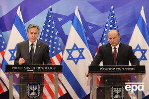 Беннет (праворуч) на пресконференції з Блінкеном (ліворуч) заявив, що Ізраїль має намір продовжувати зусилля, щоб "допомогти зменшити страждання і покласти край кровопролиттю" в Україні