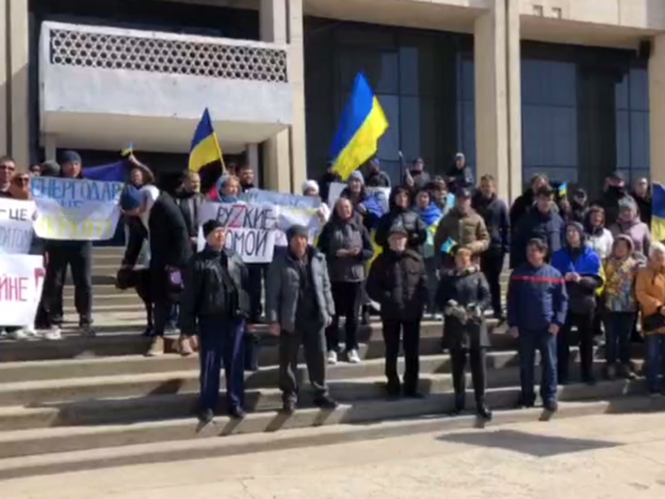 Жители Энергодара вышли на площадь возле дворца культуры "Современник"