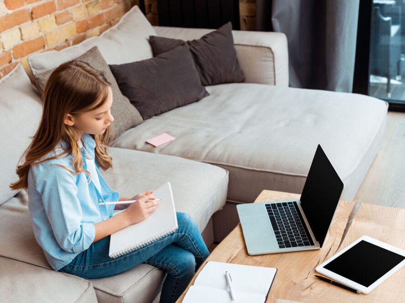 В четырех областях в части школ проводят дистанционное обучение, в части &ndash; сейчас каникулы