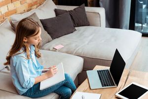 У чотирьох областях у частині шкіл проводять дистанційне навчання, у частині зараз канікули