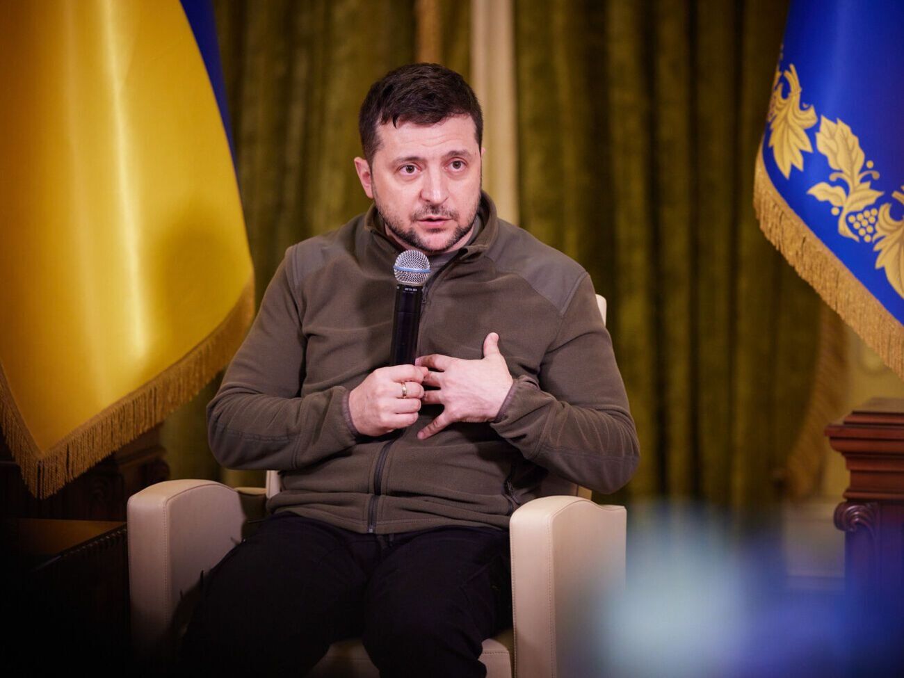 Зеленський наголосив, що йому є про що поговорити з Путіним