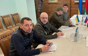 Все вопросы были "на столе" с самого начала переговоров между делегациями Украины и РФ, отметил Арахамия (второй справа)