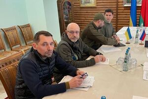 Усі питання були "на столі" від початку перемовин між делегаціями України та РФ, зазначив Арахамія (другий праворуч)