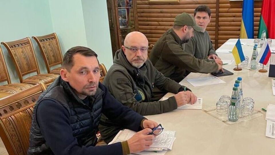 Все вопросы были "на столе" с самого начала переговоров между делегациями Украины и РФ, отметил Арахамия (второй справа)