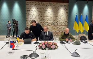 Украинская делегация будет настаивать на международных гарантиях безопасности Украины, отметил Тимошенко (второй слева)