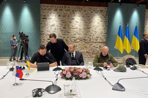 Украинская делегация будет настаивать на международных гарантиях безопасности Украины, отметил Тимошенко (второй слева)