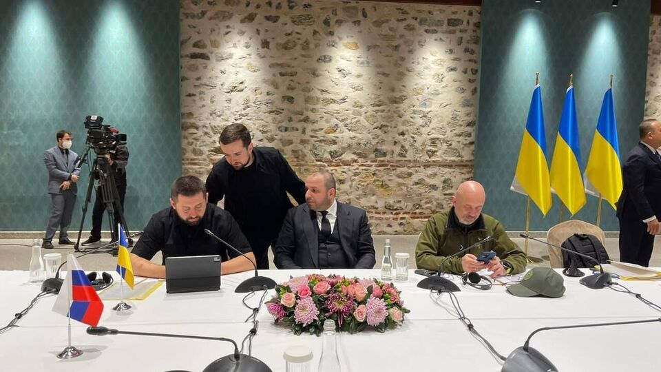 Украинская делегация будет настаивать на международных гарантиях безопасности Украины, отметил Тимошенко (второй слева)