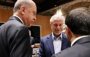 Абрамович (в центре) поговорил с Эрдоганом (слева) и членами делегаций Украины и РФ, сообщили СМИ