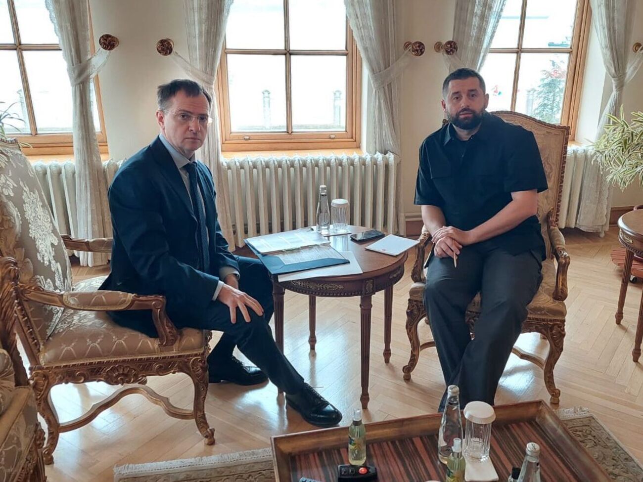 Мединский и Арахамия перед началом переговоров в Стамбуле провели встречу тет-а-тет