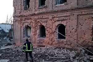 Рятувальники розбирають завали старовинної будівлі