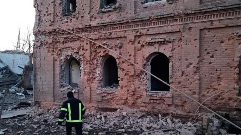 Рятувальники розбирають завали старовинної будівлі