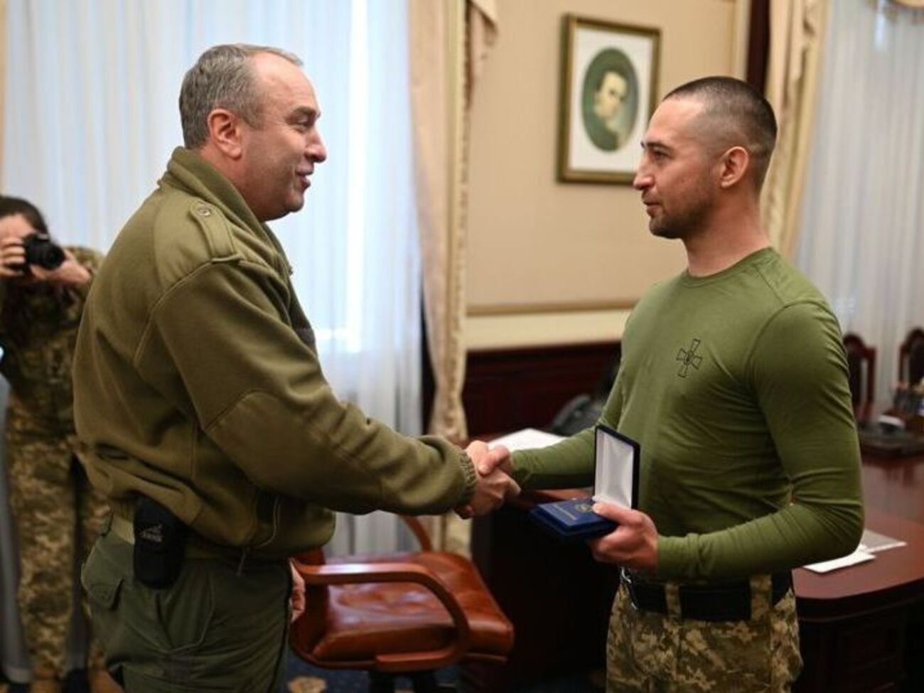 Военнослужащий встретился с главой ОГА