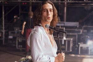 Давід молодший за свою обраницю