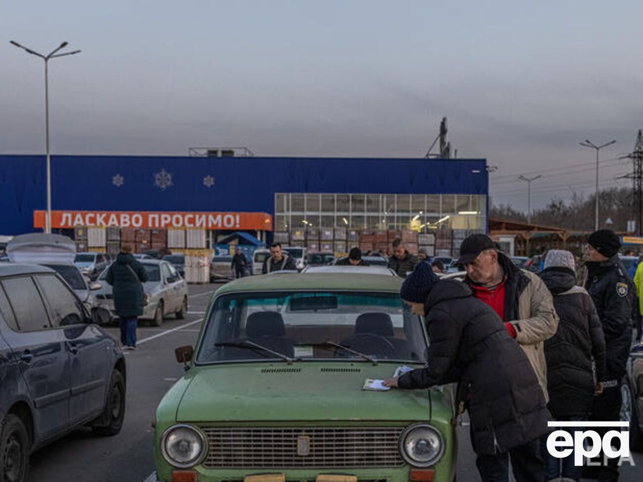 Люди, которые смогли уехать из Мариуполя, приезжали в Запорожье на автомобилях