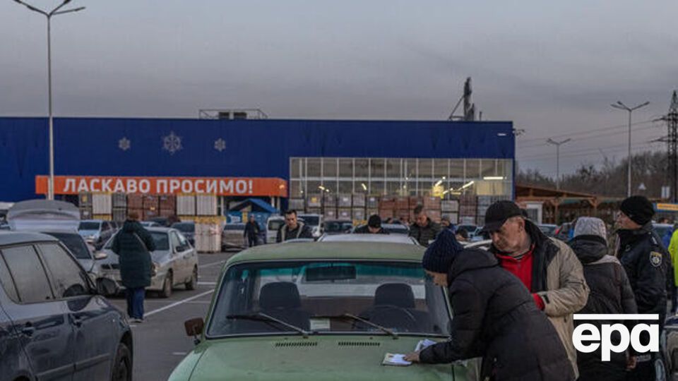 Люди, которые смогли уехать из Мариуполя, приезжали в Запорожье на автомобилях