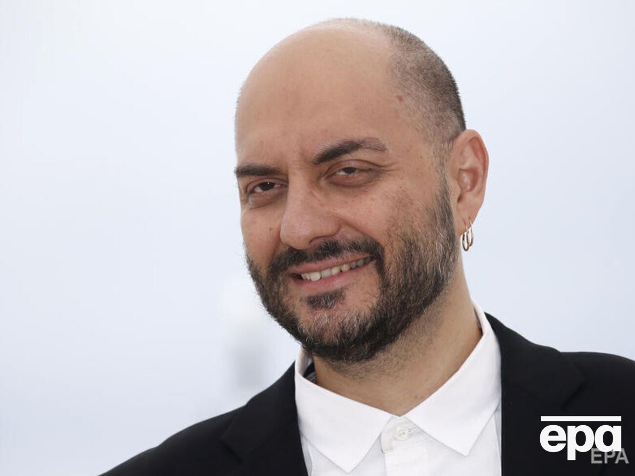 Серебренников позировал в Париже в футболке с надписью "Я выключаю телевизор"