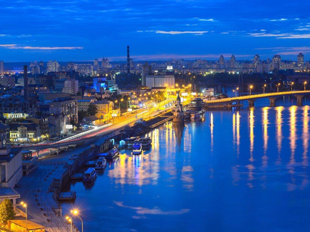 Кияни прокинулися від серії потужних вибухів, які чули в різних районах міста