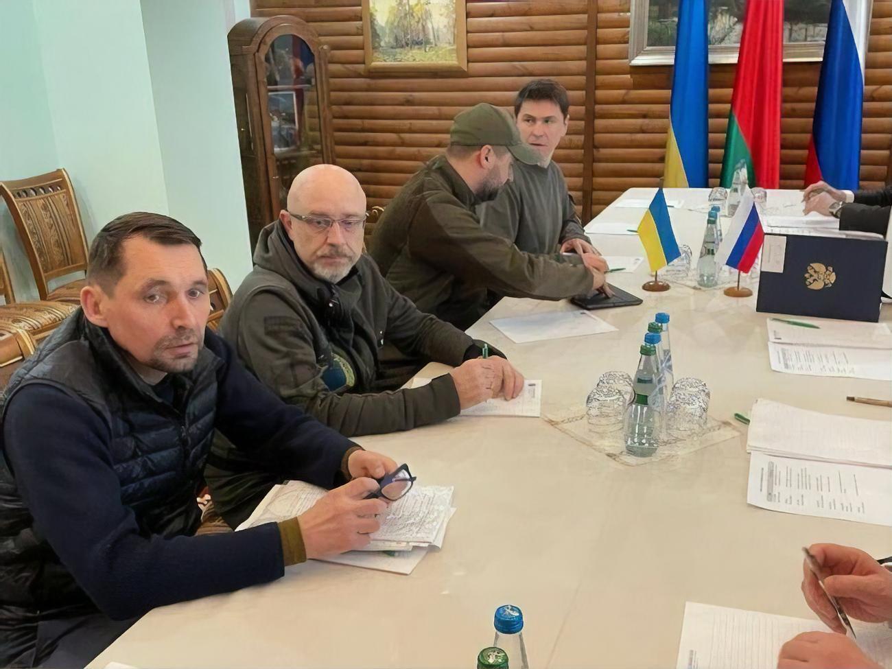 Де саме відбуваються перемовини, Подоляк (на фото найдалі) не уточнив