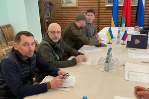 Где именно проходят переговоры, Подоляк (на фото – самый дальний) не уточнил