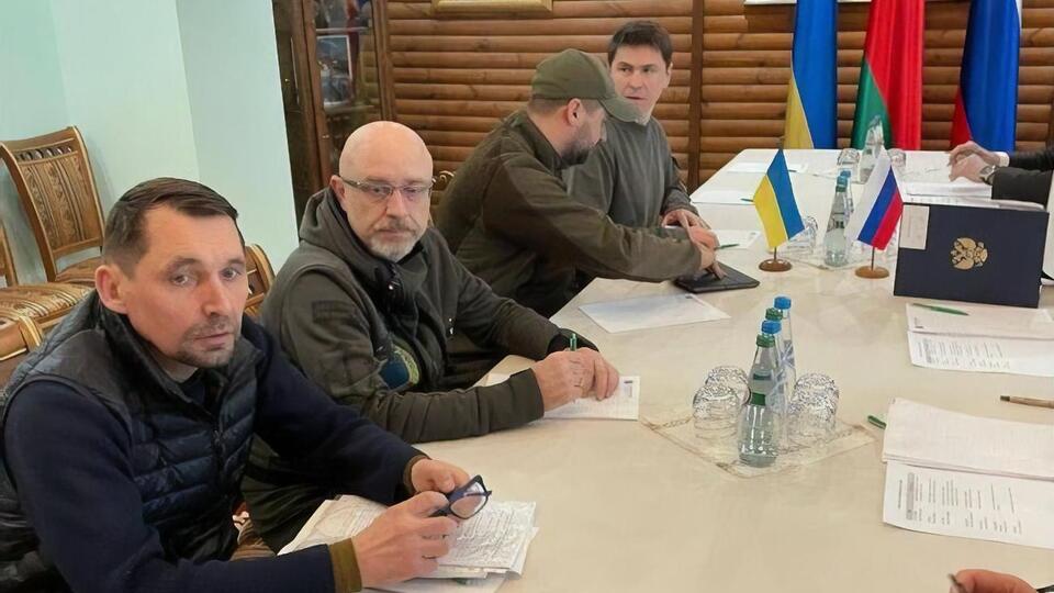 Де саме відбуваються перемовини, Подоляк (на фото найдалі) не уточнив