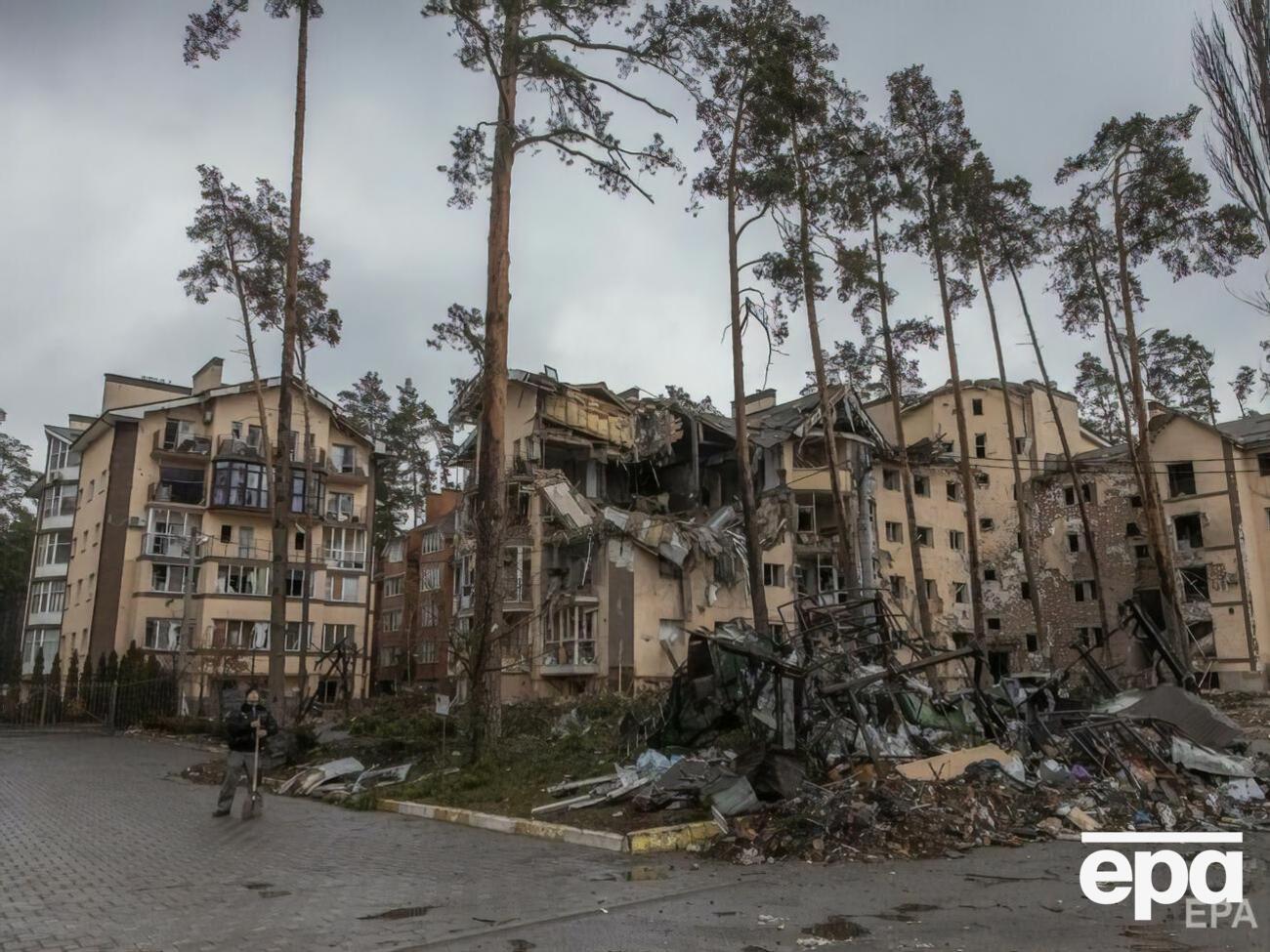 Україна звернулася до НАТО з проханням закрити небо після початку повномасштабного вторгнення РФ, під час якого російські війська атакують, зокрема, житлові квартали. На світлині &ndash; Ірпінь після авіаудару