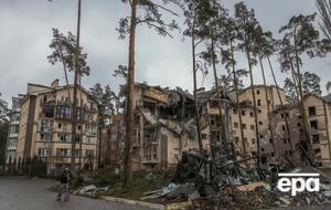 Україна звернулася до НАТО з проханням закрити небо після початку повномасштабного вторгнення РФ, під час якого російські війська атакують, зокрема, житлові квартали. На світлині – Ірпінь після авіаудару