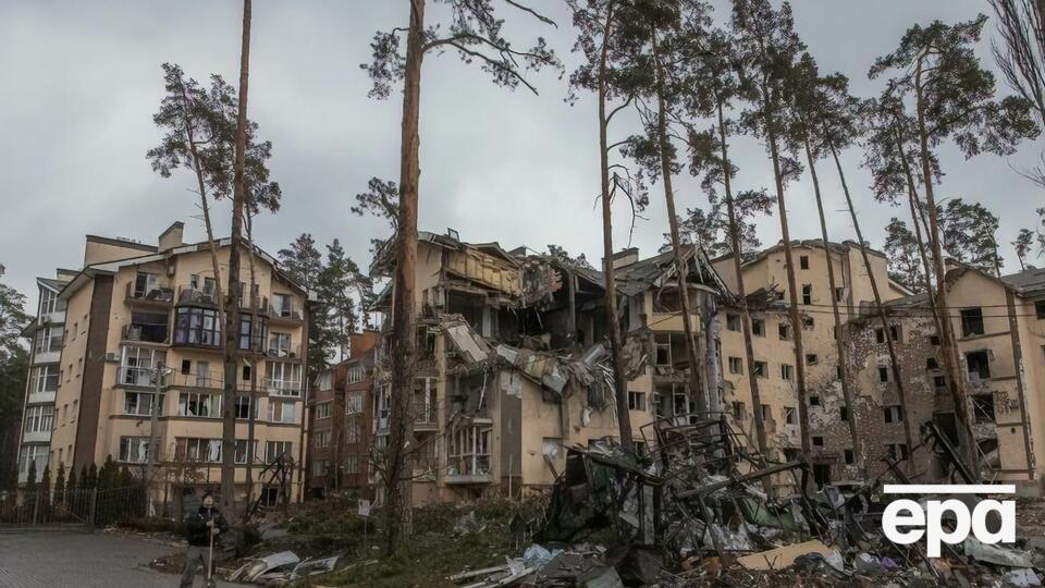 Украина обратилась к НАТО с просьбой закрыть небо после начала полномасштабного вторжения РФ, в ходе которого российские войска атакуют в том числе жилые кварталы. На фото – Ирпень после авиаудара