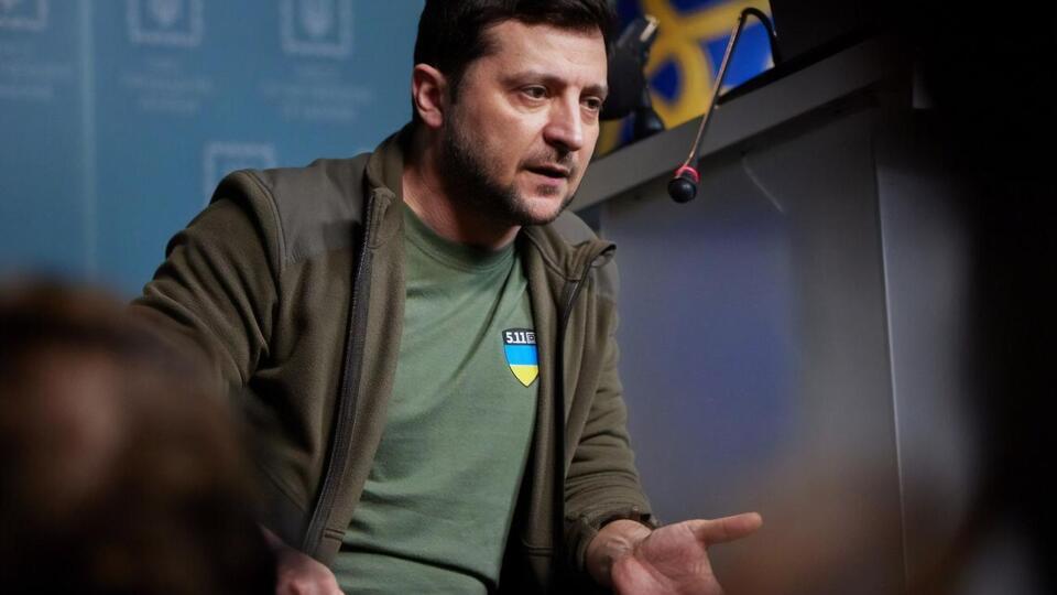 Володимир Зеленський: Я хочу подякувати тим країнам, які зараз нас підтримують, передають зброю, це правда, ми вдячні. Але я вважаю, що запізно