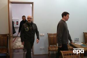 Подоляк (перший праворуч, на фото він із Резніковим і Точицьким) висловив очікування, що переговори продовжать "найближчим часом"