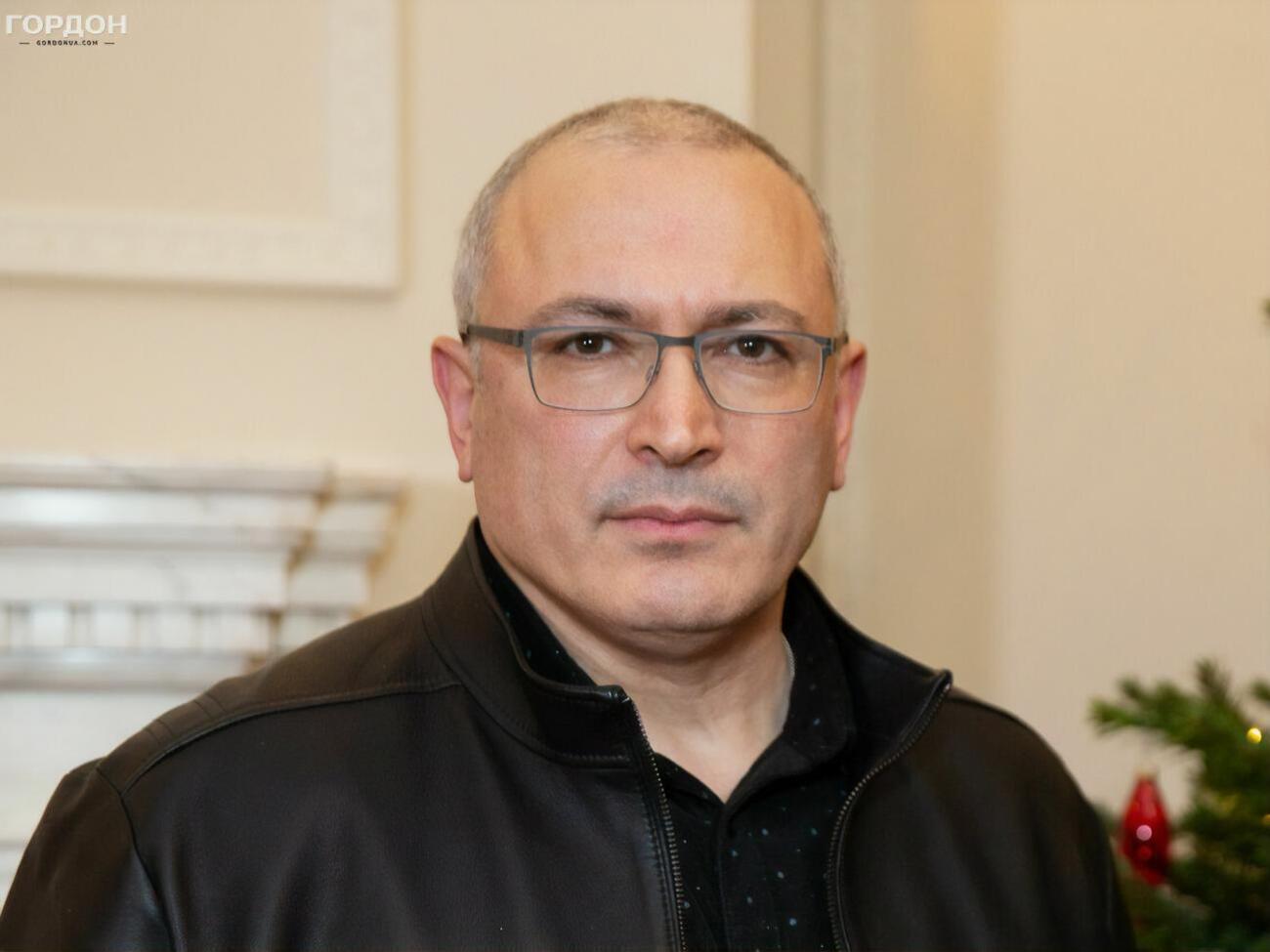 Ходорковский &ndash; россиянам: Сейчас убивают ваших соседей, ваших друзей, возможно, ваших родственников. Их просто тупо убивают в Украине. Вот это все, что грозит вам, &ndash; это полная херня по сравнению с этим