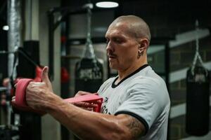 Усик считает, что россияне – жертвы своего президента, но готов убивать, если потребуется