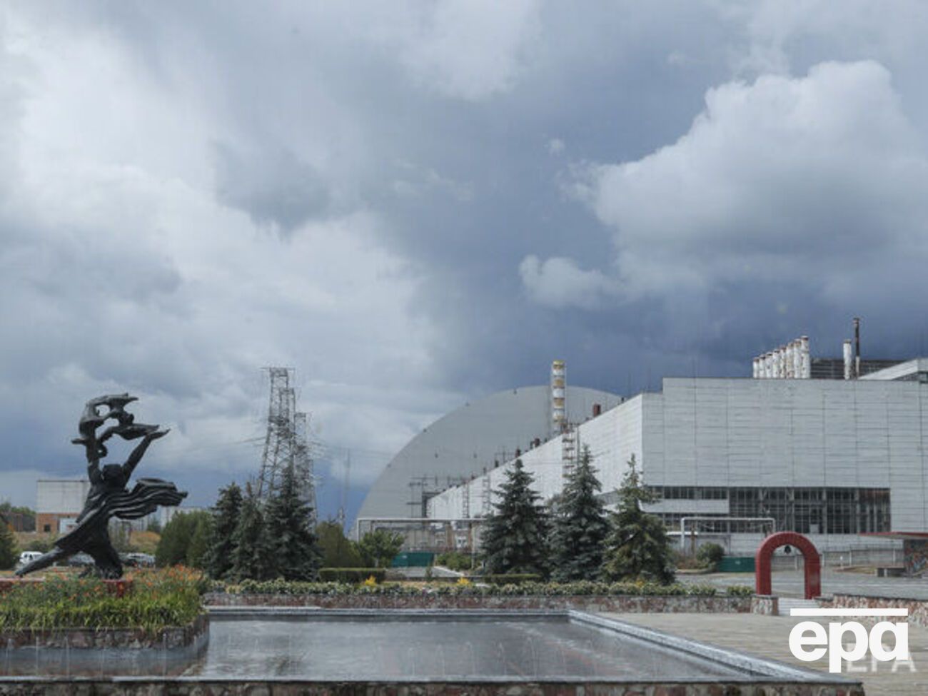 Оккупанты накапливают боеприпасы близко к изоляционным сооружениям ЧАЭС, что может привести к самовольной детонации боеприпасов, повреждению укрытия и радиационному заражению большой территории Европы